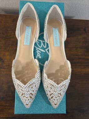 Betsy Johnson Lucy Ivory Satin Pointed-Toe Flats Bridal Style Blue Soles Size 6
